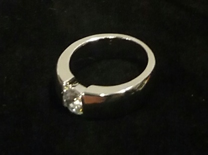 brede zilverkleurige ring - met nep diamant -